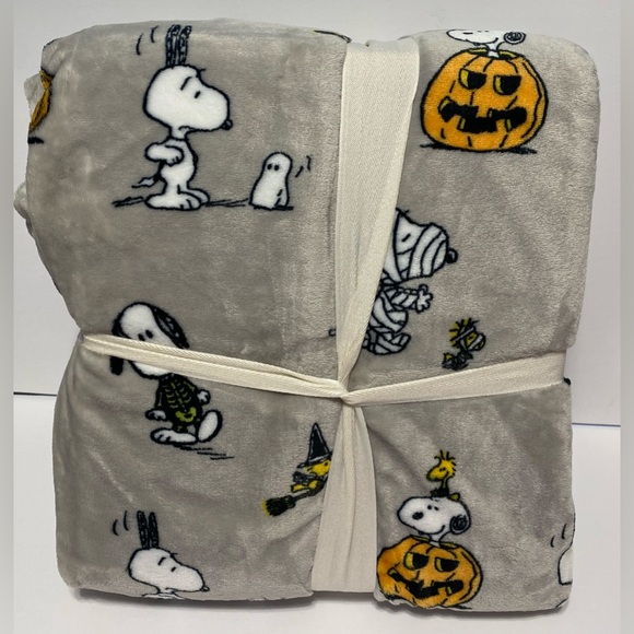 Peanuts Halloween Snoopy Woodstock Mummy Berkshire Full Queen Blanket Throw NEW - Picture 2 of 2